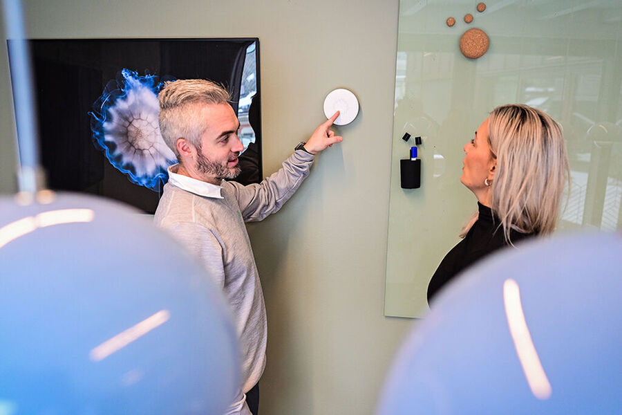 Tommy Hagenes, CEO, Energy Control AS, og Hilde Skaar. markedssjef og bærekraftsansvarlig i Vestenfjeldske Eiendom. Foto: Arnfinn Malmedal