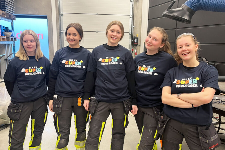 Her har vi alle jentene samlet på et brett, fra venstre Ina Helle, Selma Lykke Morken, Malin Byre Skjørestad, Anna Pedersen Solberg, og Simone Viste. Foto: Rolf Lorentzen.