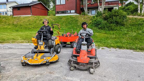 Aslak Larsen og Fernando Paclibar kjører gressklippertraktorer