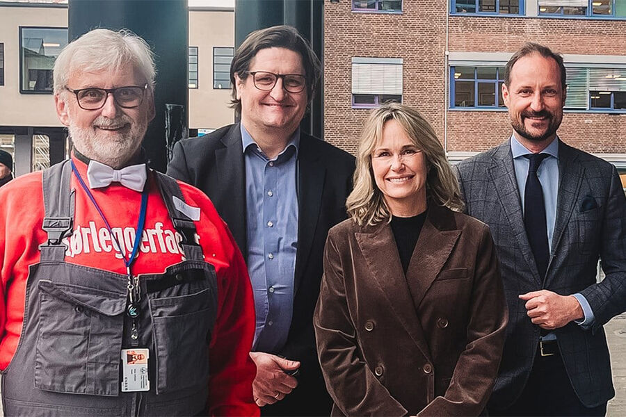 Utenfor Kuben yrkesarena: (f.v.) Helge Andersen, styreleder for lærlingsenteret, Remi Pettersen, direktør, Kuben yrkesarena, Anne Lindboe, ordfører i Oslo, og Kronprins Haakon. Foto: Rørentreprenørene Norge