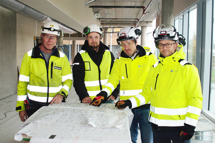 Prosjektbas Sigvall Hybertsen og prosjektleder Mads Andreas Sørloth hos Bademiljø Tung Rør AS, Axel Sæther, teknisk sjef, og Stian Bredin, KAM innen brannsikkerhet i Brødrene Dahl, har samarbeidet på sprinkler i et helt nytt bygg i Trondheim.