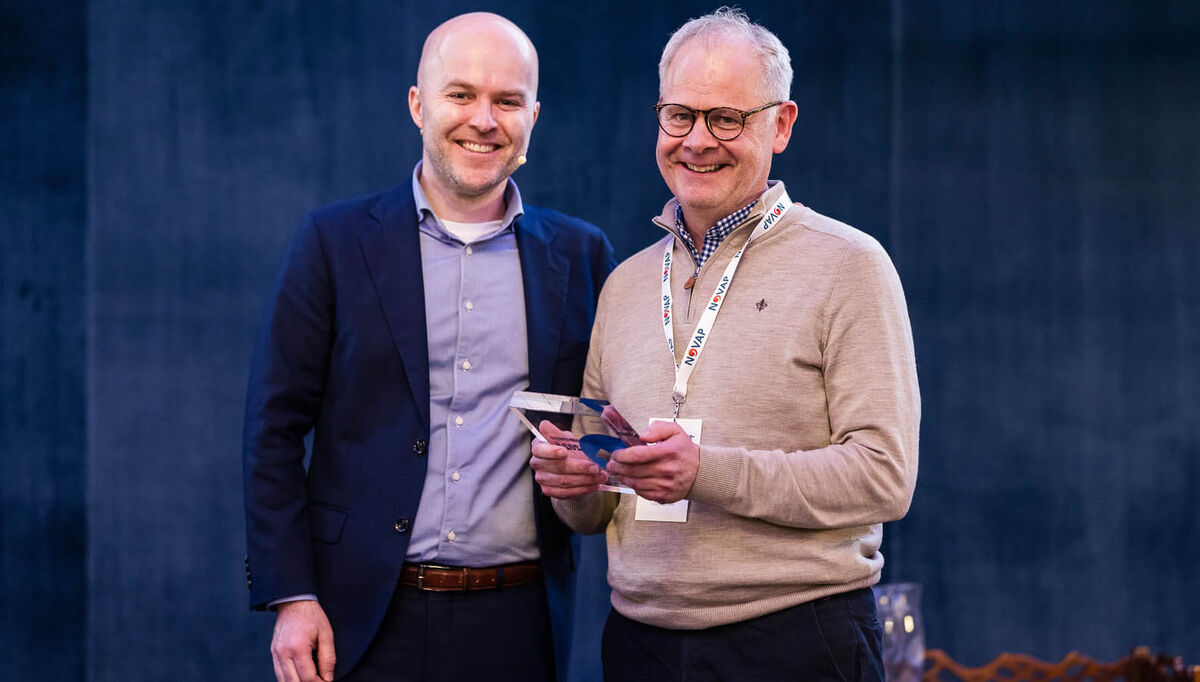 Ole Arne Torsvik (til høyre ) fikk prisen for Årets Varmepumpekommune fra Rolf Iver Mytting Hagemoen under Varmepumpekonferansen denne uka.