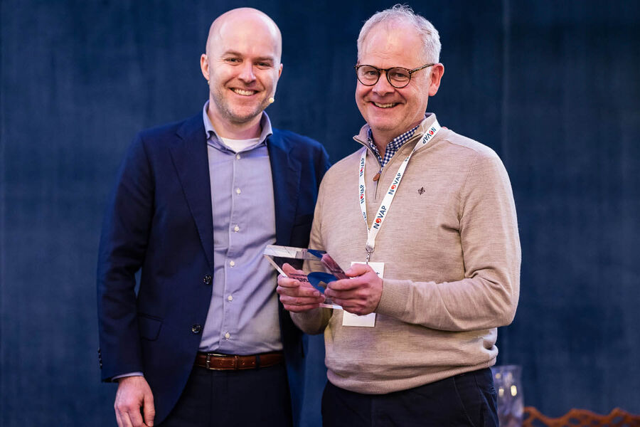 Ole Arne Torsvik (til høyre ) fikk prisen for Årets Varmepumpekommune fra Rolf Iver Mytting Hagemoen under Varmepumpekonferansen denne uka.
