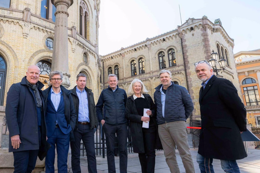 På Stortinget: Leif Øie, GK Norge, Tore Bakke, Bravida, Jens Løvås, Rørentreprenørene Oslo, Knut Jensen, Eriksen & Jensen, Marianne W. Røiseland, Rørentreprenørene Norge, Knut Jarle Kvaløy, Bærum Rørleggerbedrift og Anders Henriksen, HR Rør. Foto: Stian Norum Herlofsen