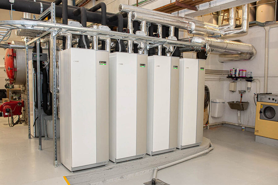 Varmepumpene kan se like ut, men bruksormådene varierer mye blant prosjekter som har fått støtte via Enovas program for varmesentraler. Foto: Norsk Varmepumpeforening