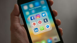 Tjenestetelefon som inneholder apper for sosiale medier