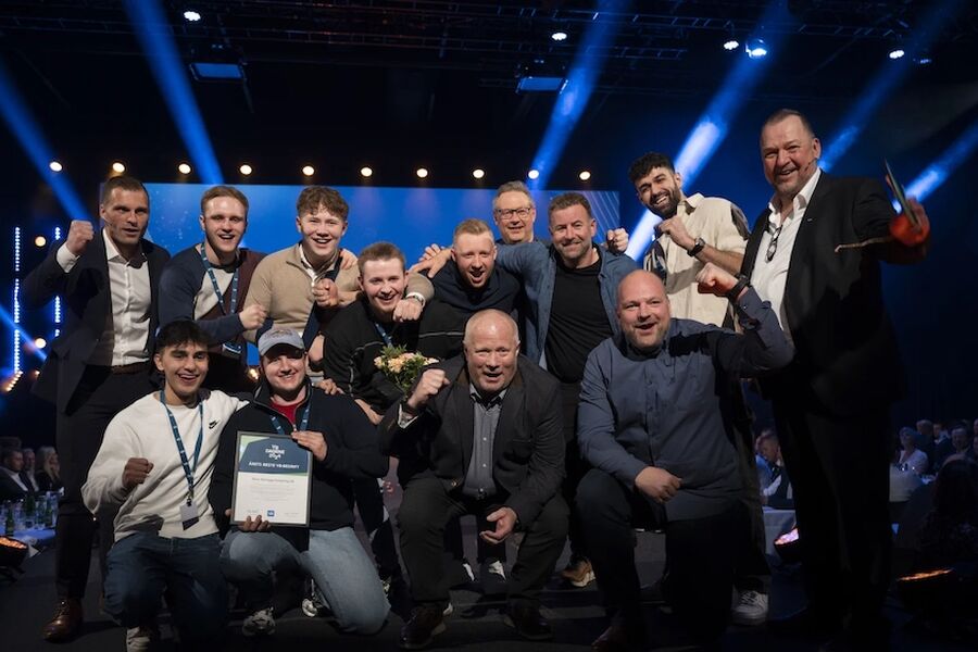 Årets Bedrift ble Skien Rørleggerforretning med daglig leder Bjørn Fredriksen. Prisen ble delt ut av Anders Almestad og Thomas Kristoffersen. Foto: VB