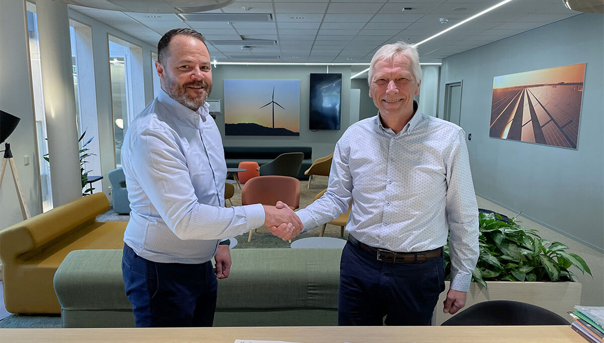 Administrerende direktør Knut Inderhaug i Hafslund Oslo Celsio og direktør Geir Teigstad i Oslo Sykehusservice OUS signerer den nye intensjonsavtalen. Hafslund Oslo Celsio Hafslund Oslo Celsio