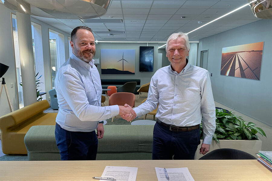 Administrerende direktør Knut Inderhaug i Hafslund Oslo Celsio og direktør Geir Teigstad i Oslo Sykehusservice OUS signerer den nye intensjonsavtalen. Hafslund Oslo Celsio Hafslund Oslo Celsio