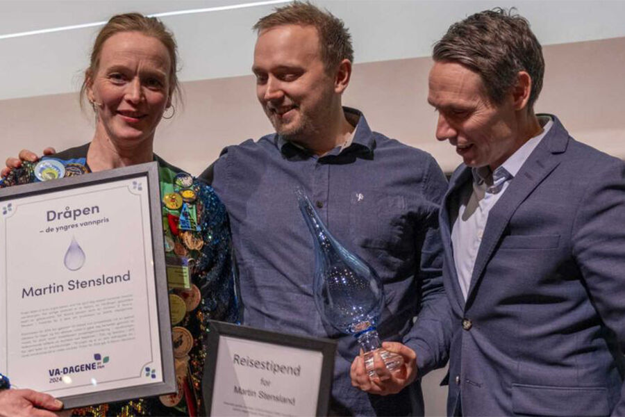 Prisen ble delt ut av Ingrid Holøyen Skjærbakken, rådgiver, Norsk Vann, og Knut Stensberg i SG PAM Norge. I midten prisvinner Martin Stensland i Asker kommune og VA-yngre.