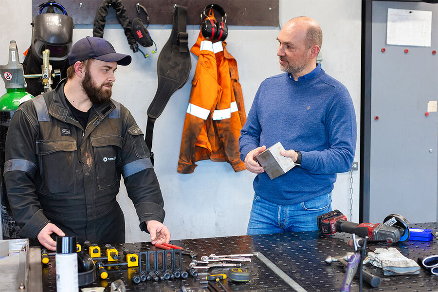 Sondre Langeland, sammen med Thomas Jørs, daglig leder i Vestrheim AS. Foto: Chr. M. Vestrheim AS Pal Faltinsen