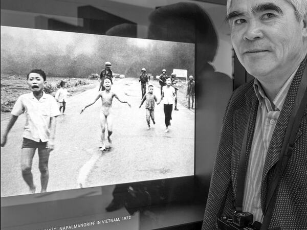 Nick Ut fotografert foran sitt ikoniske bilde "The Terror of War. Foto: Toralf Sandåker.