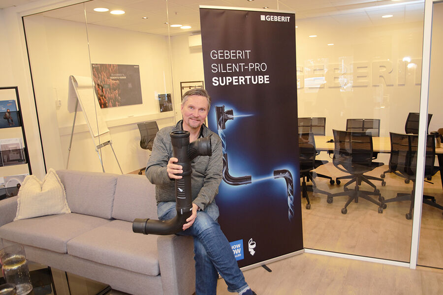 - Med Silent-Pro BottomTurn-rørdelen trenger ikke et horisontalt rør et fall så lenge maksimal lengde er 6 meter. Dette gjør at romhøyder kan utnyttes fullt ut, og avløpsrøret kan monteres nært taket. De horisontale rørene uten fall muliggjør optimal plassutnyttelse, soer Odd Skriden, produktsjef i Geberit AS.