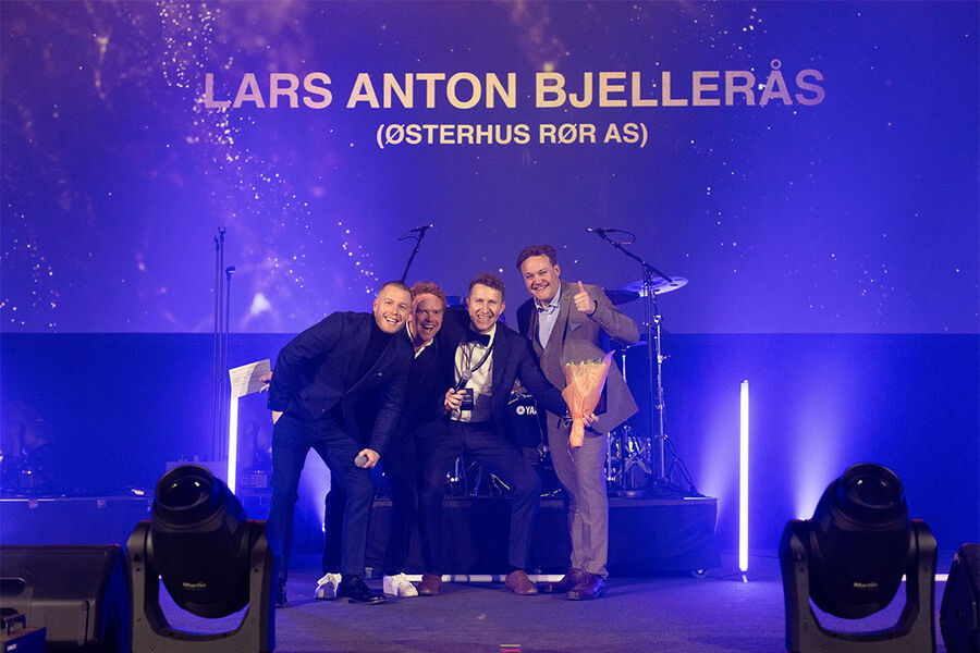 Årets Rørkjøp medlem ble vunnet av Rørleggermester Lars Anton Bjellerås fra Østerhus Rør, for formidabel innsats som ambassadør for Rørkjøpkjeden. Her sammen med konferansierene Herman Flesvik og Mikkel Niva. Helt til høyre Rørkjøps daglige leder Frank Olsen.