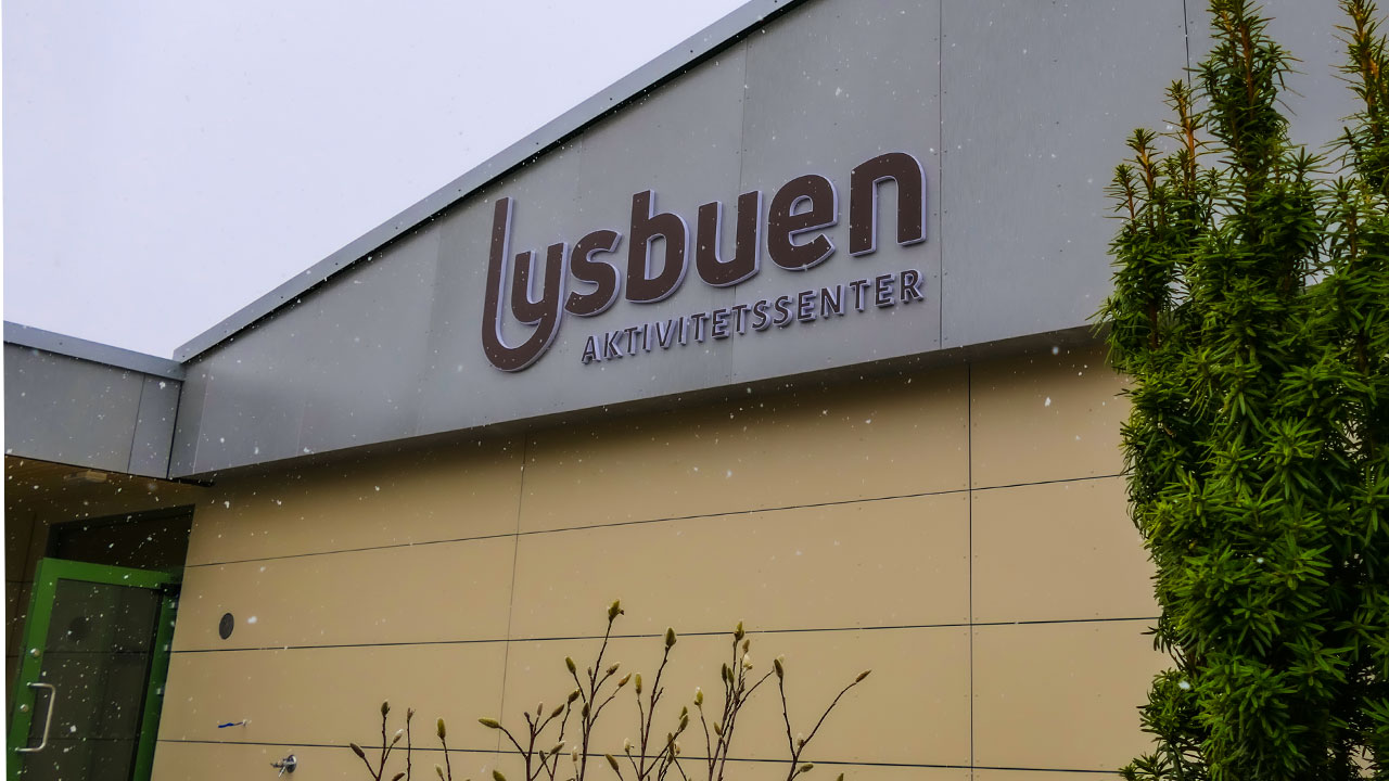 Skiltet på bygget til Lysbuen aktivitetssenter