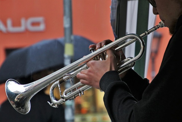En som spiller trompet