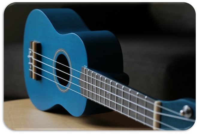 En blå ukulele