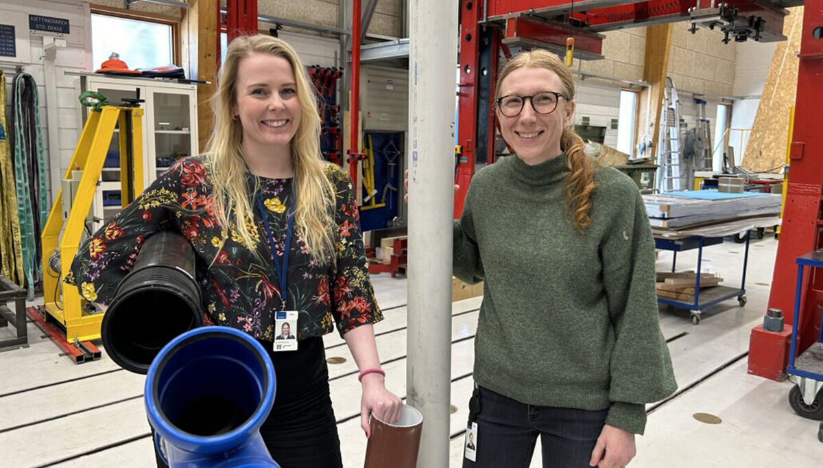 Rådgiver Camilla Bakken Aas (t.v.) og forskningsingeniør Karolina Stråby viser fram noen av plastrørene som skal testes i Norner og SINTEFs laboratorier. Foto: Ida Rambæk