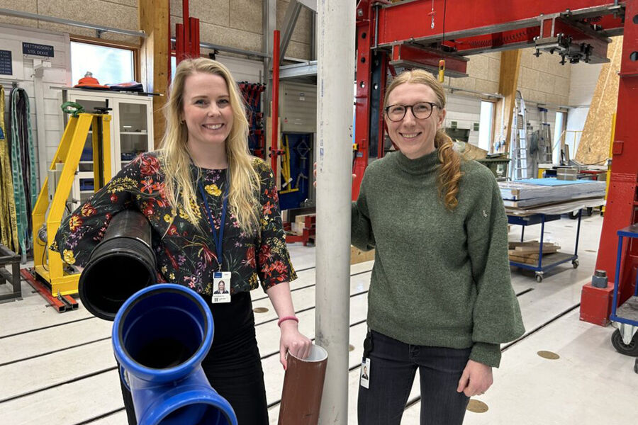 Rådgiver Camilla Bakken Aas (t.v.) og forskningsingeniør Karolina Stråby viser fram noen av plastrørene som skal testes i Norner og SINTEFs laboratorier. Foto: Ida Rambæk