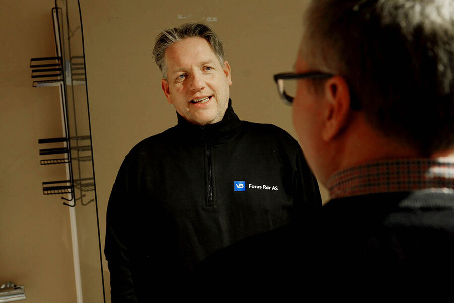– Tendensen vi ser, og som vi tror henger sammen med økningen i omsetning, er at kundene rett og slett bruker mer tid og mer penger på valg av utstyr som er synlig, sier Åge Hanstvedt, daglig leder i VB Forus Rør.