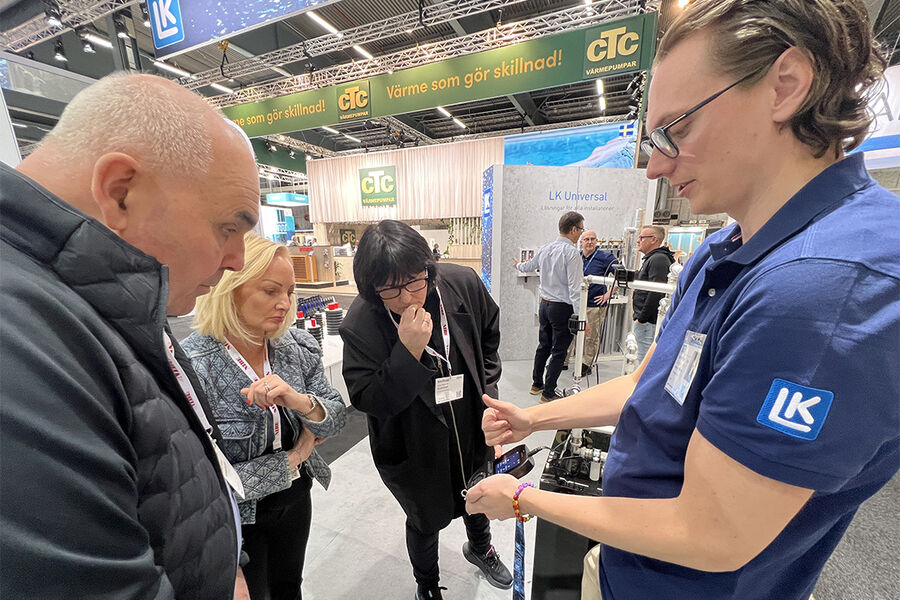 LK Systems viser frem det nye produktet LK Matrix til VVS Ekspertens representanter på Nordbygg denne uken. Fra venstre ser vi Olav Råken, Inger Nedrum, og Susanne Gantzel, og LKs representant på standen.
