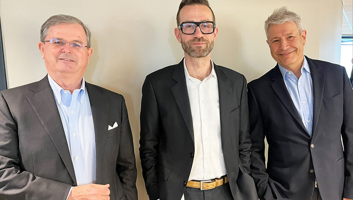 På bildet ser vi avtroppende styreleder, Carl Otto Løvenskiold , adm. direktør Mikkel Nielsen i Norsk Byggtjeneste, og påtroppende styreleder i selskapet, Erik Øyno.
