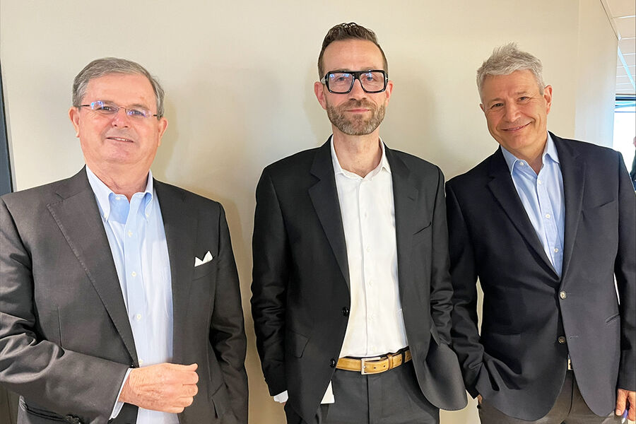 På bildet ser vi fra venstre, avtroppende styreleder, Carl Otto Løvenskiold , adm. direktør Mikkel Nielsen i Norsk Byggtjeneste, og påtroppende styreleder i selskapet, Erik Øyno.