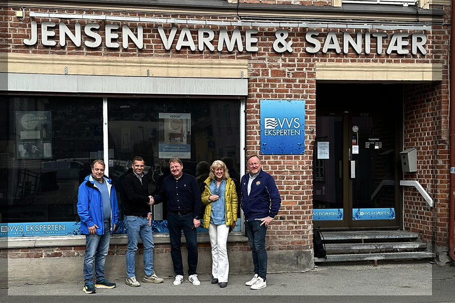 Et nytt kapittel når Jensen Rør & Sanitær blir del av VB Gruppen. Jan Terje Kristiansen, klyngeleder region Buskerud, Thomas Kristoffersen, Regionleder Sør/Øst, Daglig leder i Jensen VVS, Bjørn Jensen og Hilde Jensen, styreleder. Lasse Brun til h..