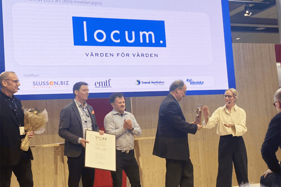 Mikael Nutsos, Locum, tar emot Stora Inneklimatpriset fra prisutdeleren Karin Neuhaus, generalsekreterare Astma- och Allergiförbundets hand. Foto: Fredrik Kindahl