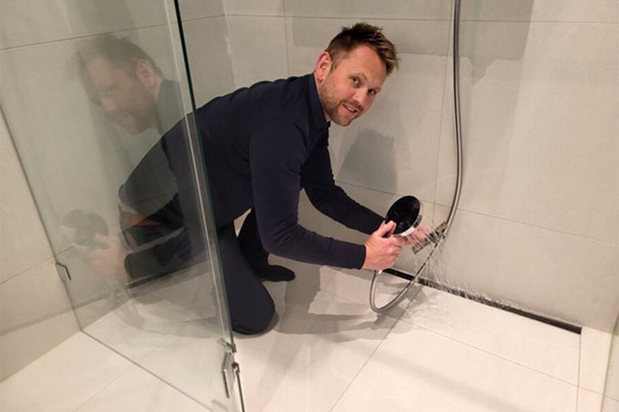 - Jeg har montert dette hjemme, fordi det er så enkelt å rengjøre med selvrensende vannlås, sier Torbjørn Aamodt i Aamodt VVS.