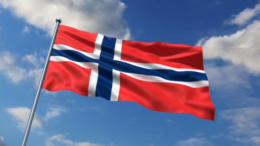 Norsk flagg med himmel i bakgrunnen