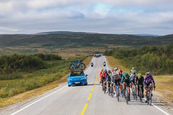 Arctic Race syklister på ladeveien