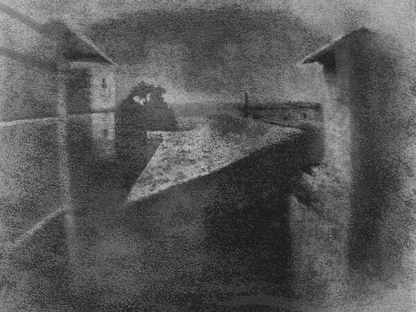 Nicéphore Niépce: Utsikt fra et vindu i Le Gras, ca. 1826.