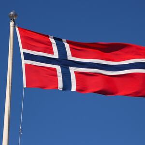 Norsk flagg som veiver i vinden