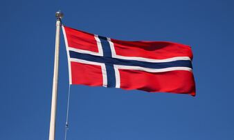 Norsk flagg som veiver i vinden