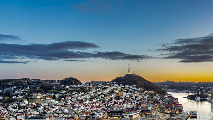 Egersund sentrum en sen kveld sett fra Kråkefjellet