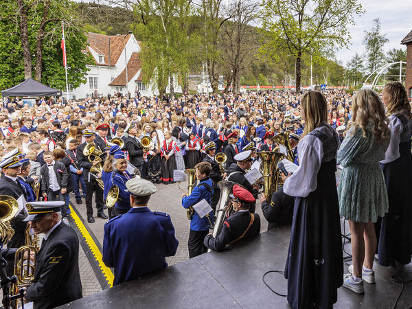 17. mai fra scenen på torget i Egersund med masse publikum