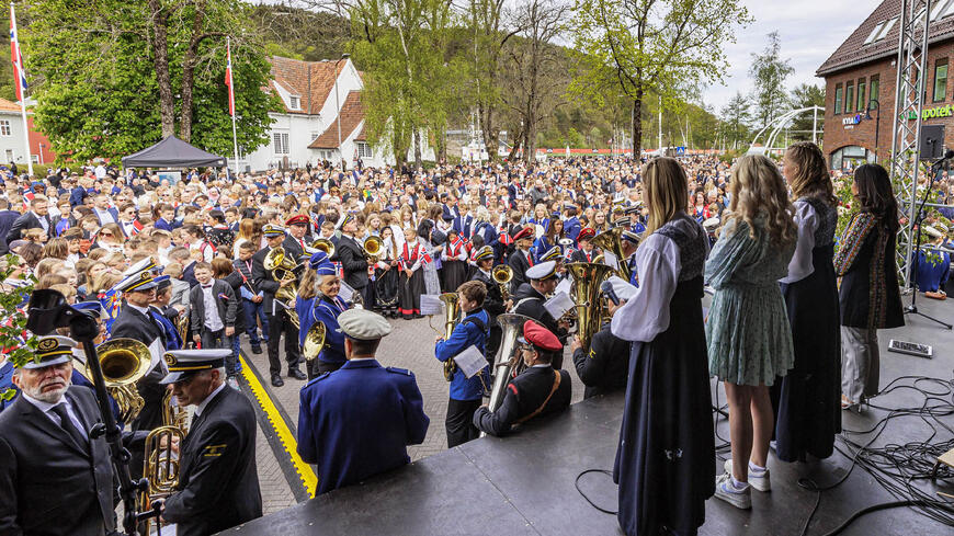 17. mai fra scenen på torget i Egersund med masse publikum