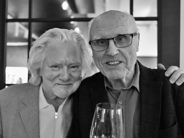 Morten Krogvold og Tomas Carlström (t.h.) under vernissasjen i Asker 7. mai.