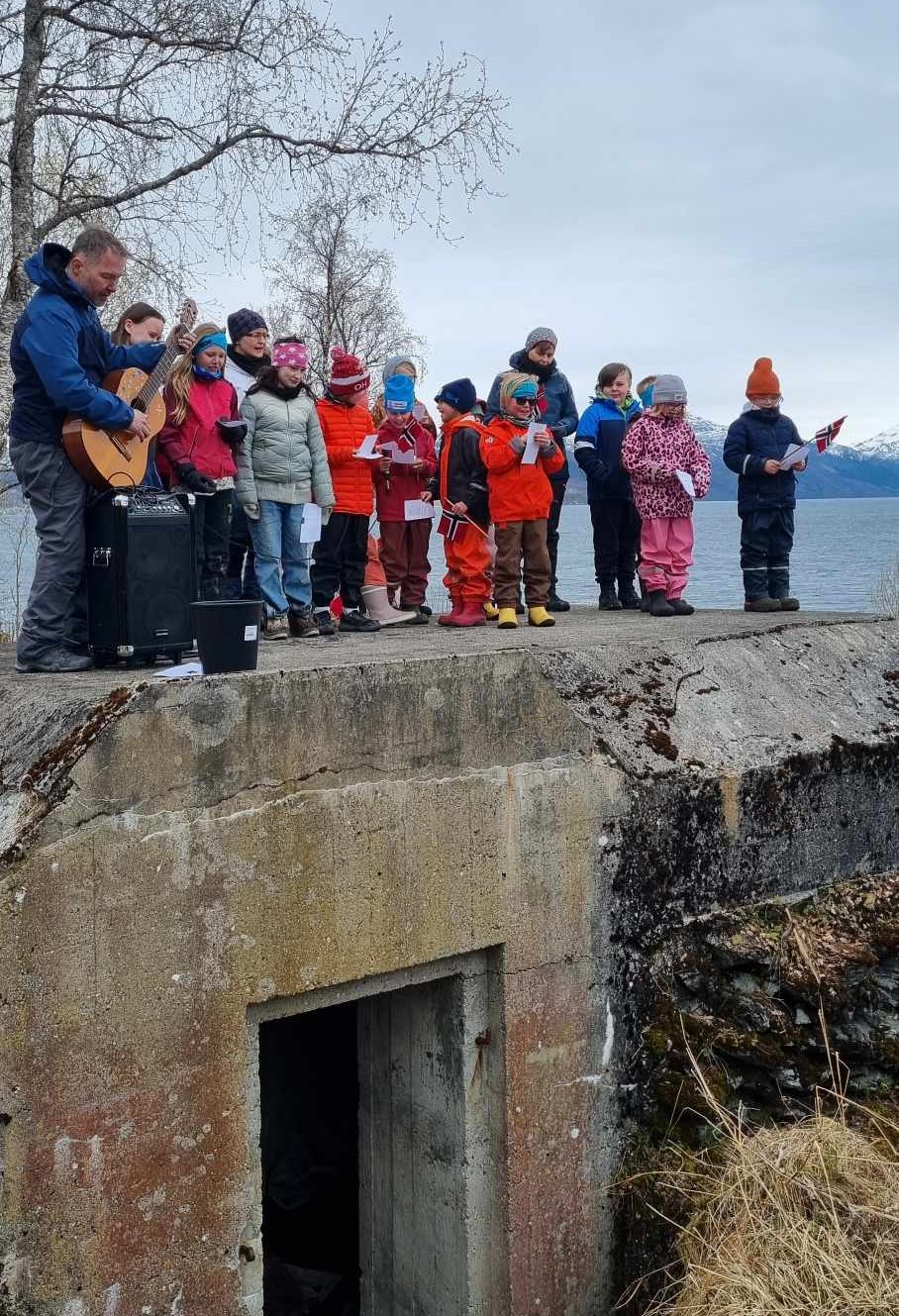 Elever markerer 8. mai på Røsvik kystfort