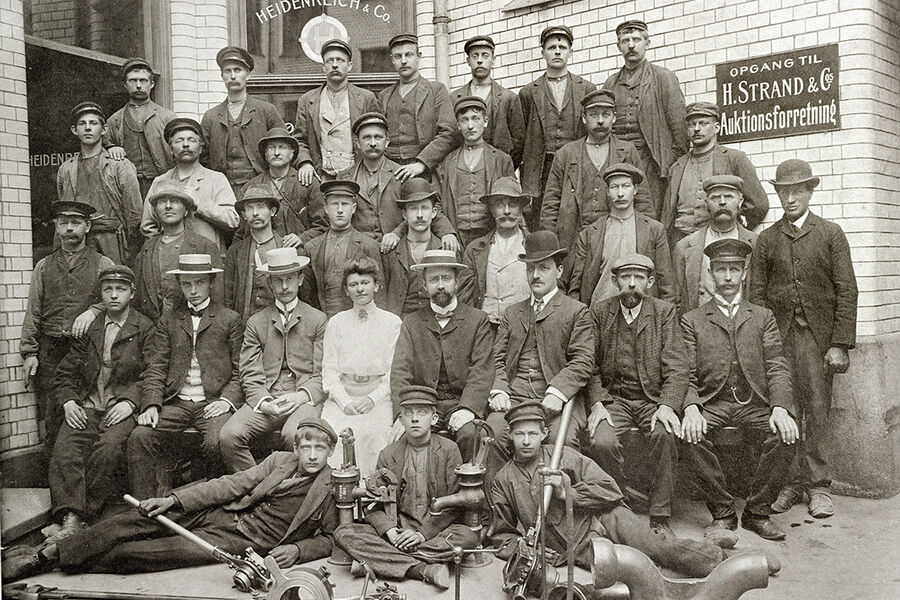 Heidenreich sin organisasjon i 1906 fotografert i bakgården i Grensen i Oslo.