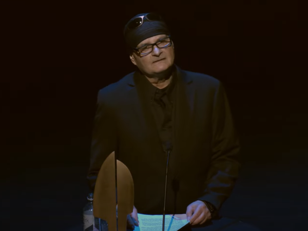 Skjermbilde fra Youtube-videoen av Harald Hendens takketale da han mottok Fritt Ords pris for 2024.