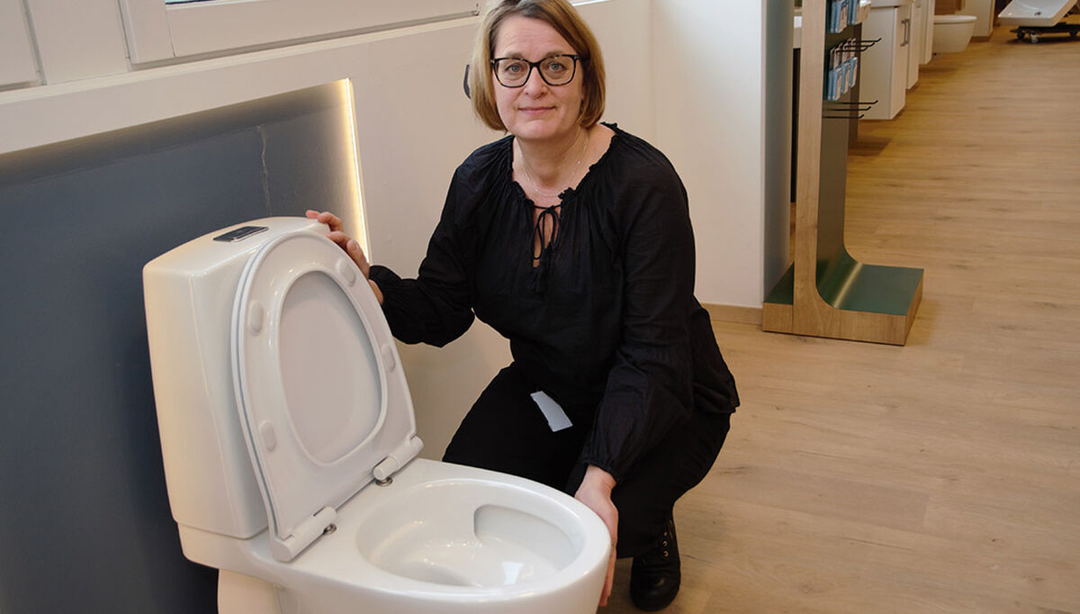 Anne Ersnes, produktsjef synlige produkter hos Geberit Norge, viser frem det gulvstående toalettet, GlowArt, hvor skåla er vesentlig endret i forhold til tradisjonelle gulvstående toaletter.