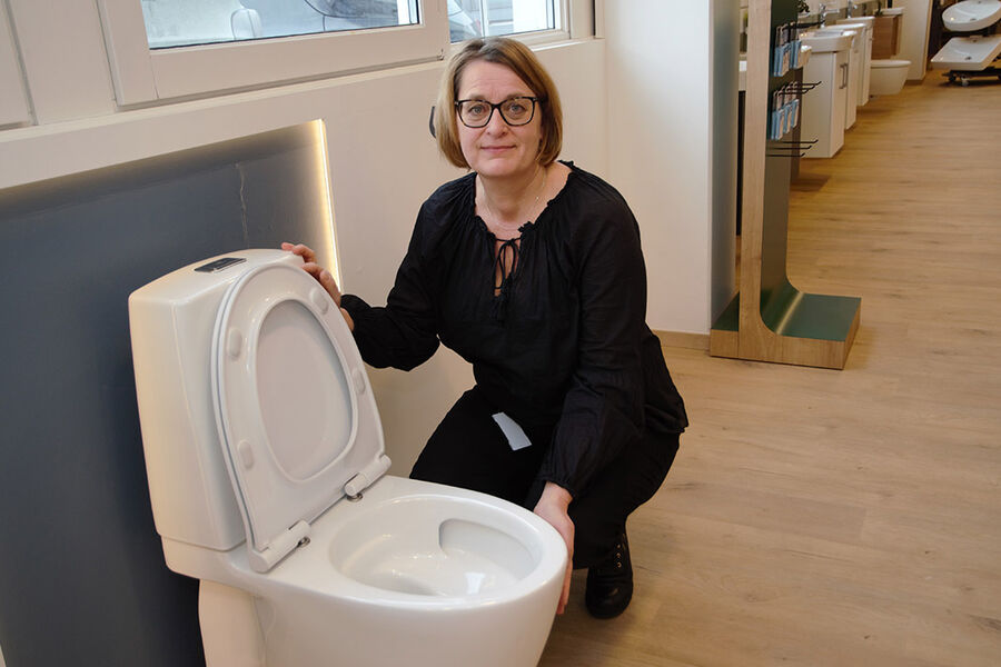 Anne Ersnes, produktsjef synlige produkter hos Geberit Norge, viser frem det gulvstående toalettet, GlowArt, hvor skåla er vesentlig endret i forhold til tradisjonelle gulvstående toaletter.