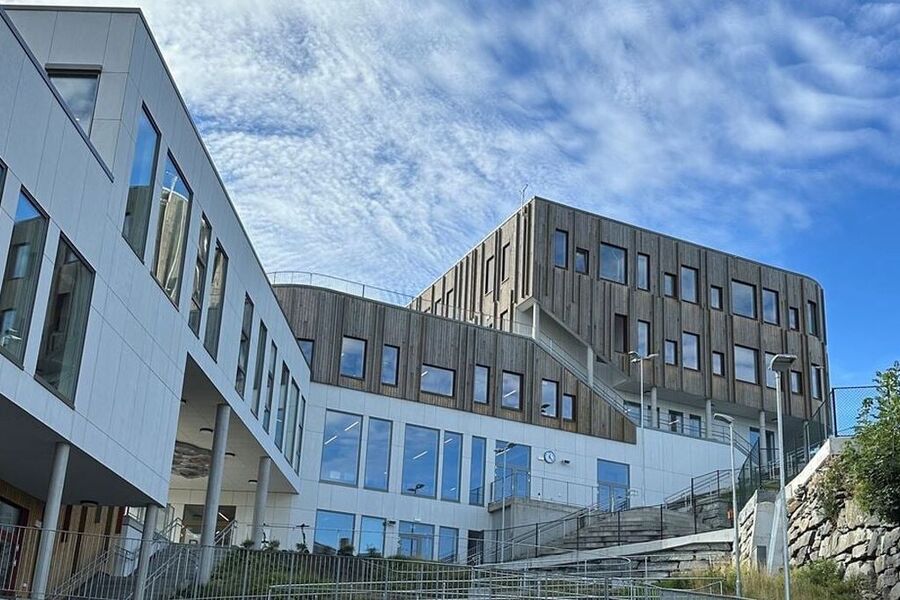 Forskningsprosjektet BRAVENT har undersøkt ulike strategier for å gi tryggere skolebygg ved brann. Illustrasjonsfoto: SINTEF