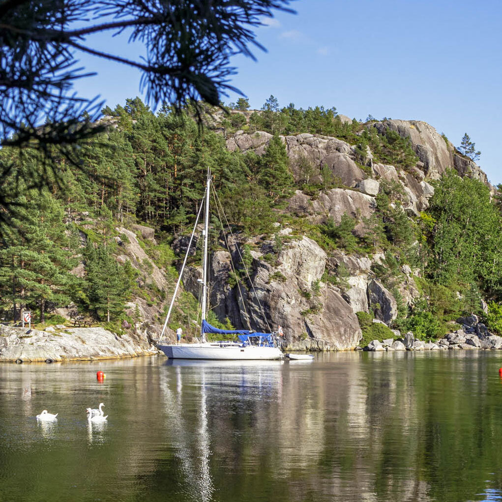 Seilbåt i Skadbergsvågen en sommerdag