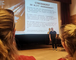 Bilete av presentasjonslide som seier at cyberangrep skjer oftare enn me trur