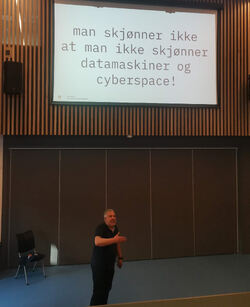 Bilete av presentasjonsslide som seier "vi skjønner ikke at vi ikke skjønner datamaskiner i cyberspace!"