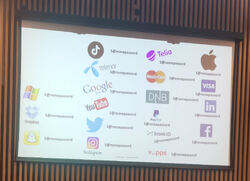 Bilete av presentasjonsslid som viser ulike logoer av kjente e-postleverandører, platofmer for sosilae medier med fleire, med denne teksten ved kvar logo: s@mmepassord