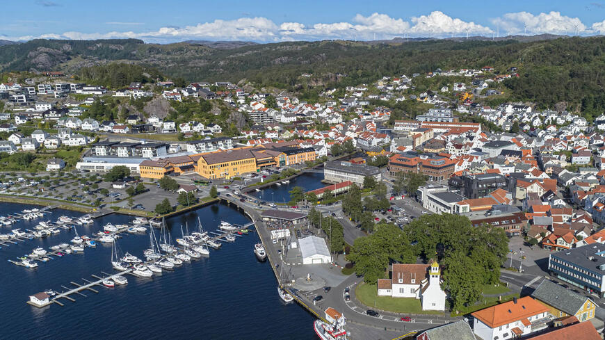 Dronefoto av Egersund sentrum en sommerdag